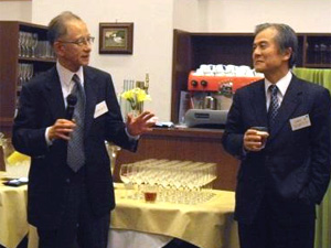キックオフ・パーティで挨拶される小宮山前東大総長（右）と吉野ハーバード・ビジネス・スクール名誉教授（左）