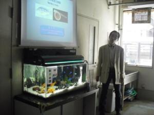 「魚類の浸透圧調節」を説明する金子豊二教授