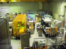 たくさんの防震台が並ぶ極限レーザー実験室