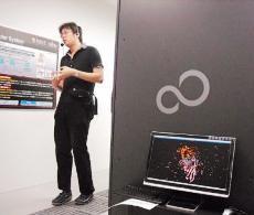 コンピュータ・シミュレーションによる分子医薬モデリングを説明される高松院生