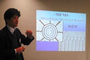 マイクロエレクトロ・メカニカルシステムズ（MEMS）について解説する竹内昌治准教授