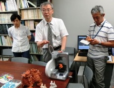 3Dプリンターについて解説をする鈴木教授