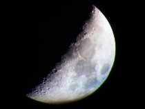 大型双眼鏡で見た月のクレーター（デジカメで撮影）