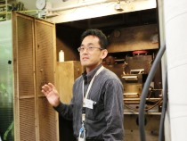 電磁濃縮超強磁場発生装置の解説をする松田准教授