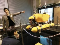 自律型海中ロボットの解説をする巻准教授