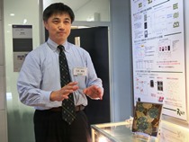 色素増感太陽電池の作製について解説をする久保特任教授