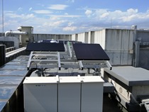 屋上に設置された太陽電池パネル