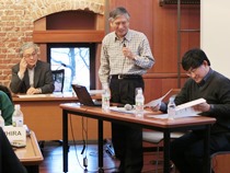 左から：佐野雅己教授・山田興一EMPコチェアマン・尾藤晴彦教授