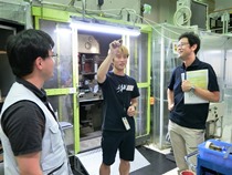 コインを使ったデモの解説をする池田助教