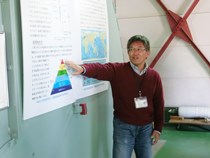 ロングパルス強磁場実験棟について説明をする金道教授