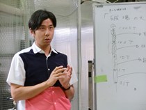 電磁濃縮超強磁場発生装置の解説をする小濱助教