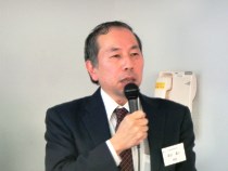 次世代モビリティ研究センターの概要について説明する須田教授