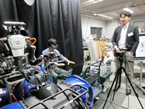 VRによるロボット操作支援について説明する大石准教授