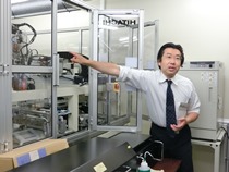 色素増感太陽電池の製造ラインについて説明する内田特任教授