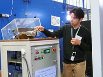 電磁濃縮超強磁場発生装置の解説をする小濱助教