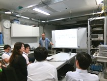 量子情報処理に向けたデバイス技術について説明する杉山太特任助教