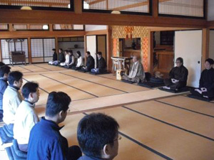 向嶽寺での坐禅実習風景1