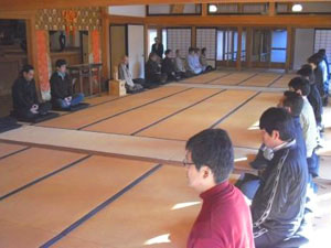 向嶽寺での坐禅実習風景2