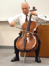 愛器「モンタニャーナ」で、「BUNRAKU」（黛敏郎作曲）を演奏される堤剛先生