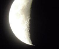 大型双眼鏡からみた月のクレーター（デジカメで撮影）