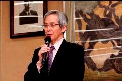 EMP講師陣を代表して挨拶する前田正史理事・副学長