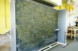広々としたIPMUラウンジと数式がたくさん書かれている黒板