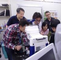 植物病院で生物顕微鏡を使って診断している様子