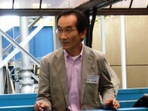 水槽の前で説明する金子教授
