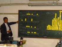 サイコロ実験の結果について解説する久我教授