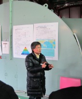 フライホイール型直流発電機の解説をする金道浩一教授