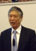 開講式(一部)で挨拶する山田興一総長室顧問