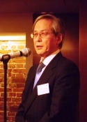 開講式(二部)で挨拶する前田正史理事・副学長