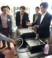 液体窒素を移し替えて霧箱へ入れる作業