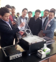 液体窒素を移し替えて霧箱へ入れる作業
