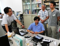 近藤准教授(左)の案内で先導的障害者雇用推進プロジェクトの現場を見学