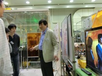 極限コヒーレント光科学研究について説明する辛教授