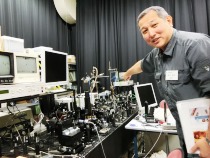 実験装置について解説する秋山准教授