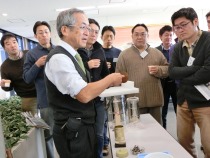 家教授による超伝導の実演