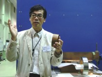 電磁濃縮法の解説をする嶽山教授