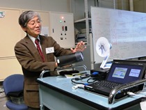 テラヘルツ波の発生と利用について説明する末元教授