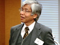 大気海洋研究所の概要説明をする新野所長