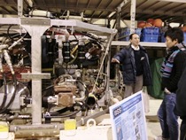 海洋観測機器の説明をする小畑准教授