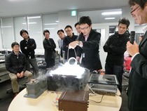 鳥井先生の指導の下、体窒素を霧箱へ移し替える作業