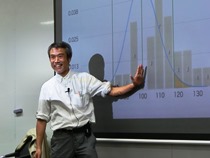 サイコロ実験の結果について解説する久我教授