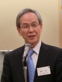 開講式で挨拶する前田正史理事・副学長