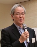 開講式で挨拶する前田正史理事・副学長