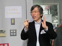 説明する平川教授