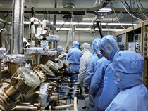 防塵服に着替えて、クリーンルームの中を見学