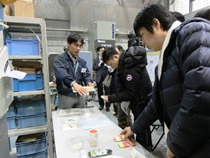 射出成形について説明する金藤助教