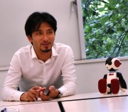 高橋特任准教授とヒューマイノイドロボット「Robi」